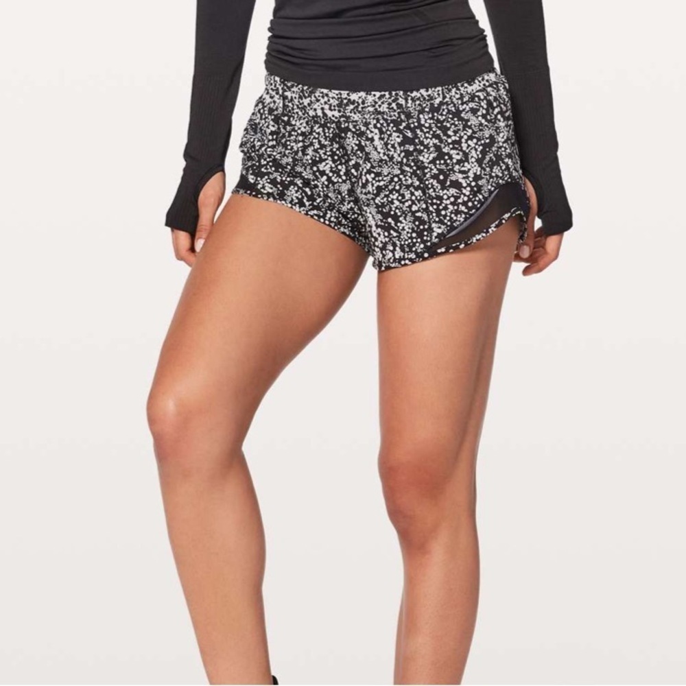 Lululemon Hotty Hot Short Chirasu Black Chirakasu Alpine White Black size 6